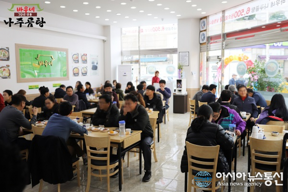 가맹점과 본사의 소통은 윈윈의 근본이라며 가맹점 웹진 사보를 창간한 바우네 나주곰탕 눈길