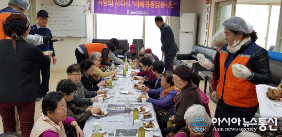 유성구 노은3동, 경로당 어르신에게 바비큐 통닭 봉사 실시