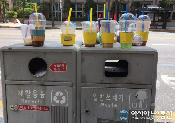 [포토] 정류장쓰레기통, 종이컵보다 커피 마신 플라스틱컵 문제