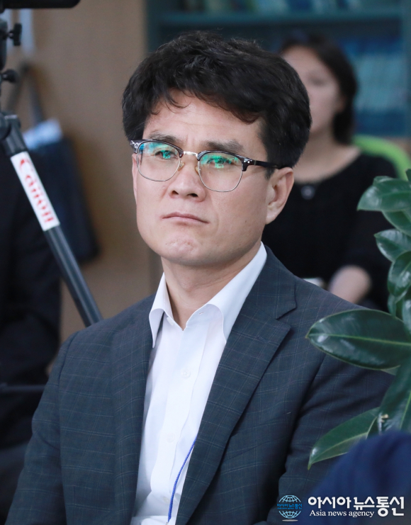 경청하는 아시아뉴스통신 부산 취재 본부 주철인 본부장