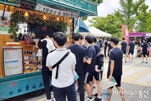 [포토] 세종시교육청 대입정보박람회...금강산도 식후경