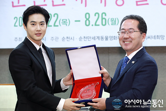 위촉패 전달 받는 엑소 수호