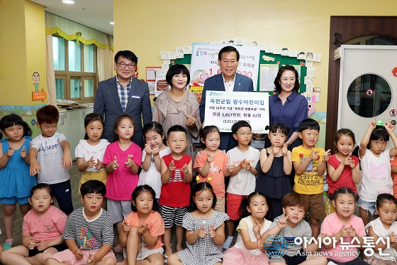 옥천군립 향수어린이집, 개원 10주년 후원금품 옥천군지사협에 전달