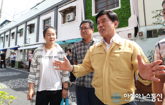 황인호 대전 동구청장, 대전역 가락국수 열차카페 현장행정 나서