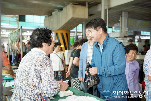 이희진 영덕군수 따뜻하고 밝은 명절되길...장보기 행사