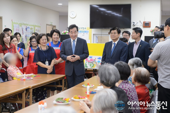이낙연 국무총리, 세종시 노인요양시설 평안의 집 방문