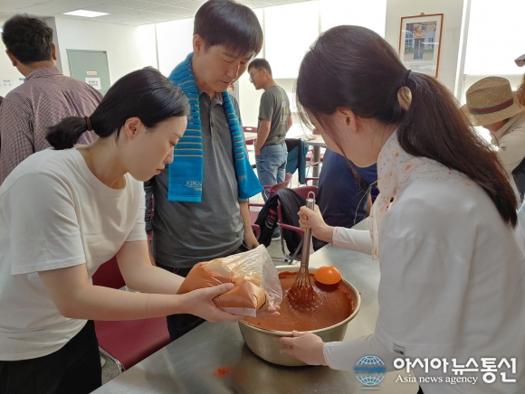 [단신]대전시 자치분권과 직원봉사단, 사랑의 농작물 나눔