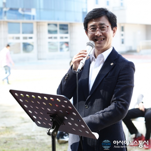 [선사모와 함께하는 10주년 2019 아시아뉴스통신 사장배 전국족구대회] 경품 전달하며 미소짓는 천진철 경기남부 취재본부장