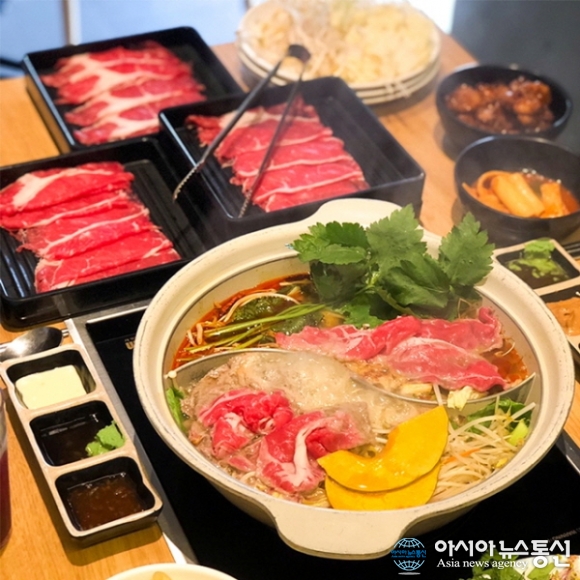 육수 두 가지를 동시에! 샤브샤브 무한리필 맛집 ‘샤브20’