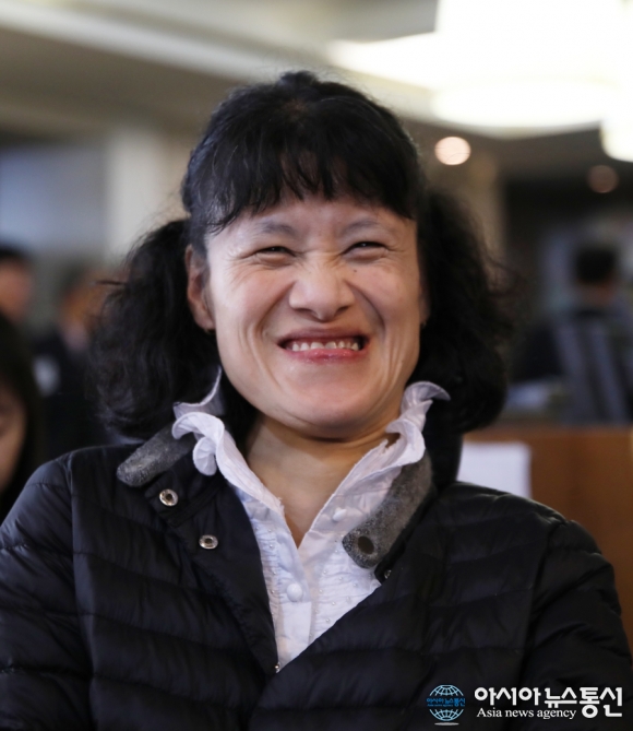 밝게 미소 짓는 정희진