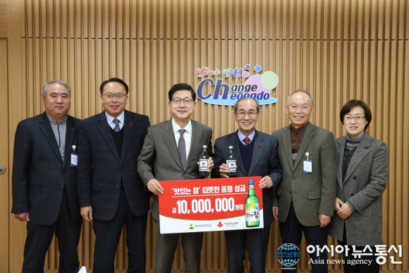 ㈜금복주, 청도군에 이웃돕기 성금 1000만원 기탁