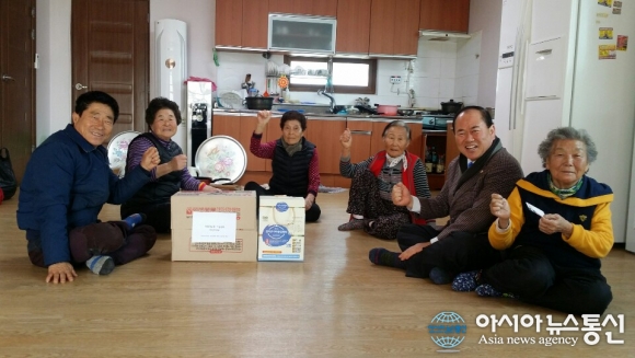 봉화 춘양초등학교총동창회, 정월대보름 관내 경로당 후원물품 전달