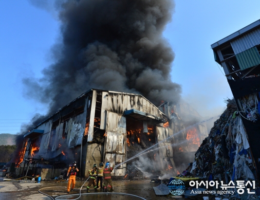 경주 강동면 폐기물 창고 화재...진화 중
