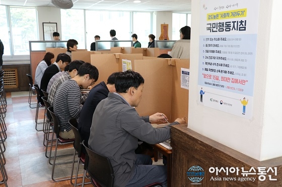 옥천군, 코로나19 예방에 박차…구내식당 테이블에 종이 칸막이