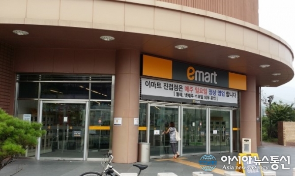 [단독] 코로나19 확진자 다녀간 이마트, 휴점 없이 방역만…고객 불안감↑