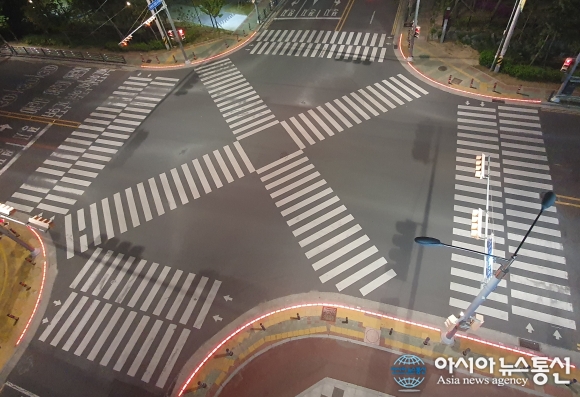 마산합포구, 현동초등학교 앞 사거리 횡단보도에 LED 바닥형 보행 신호등 설치운영