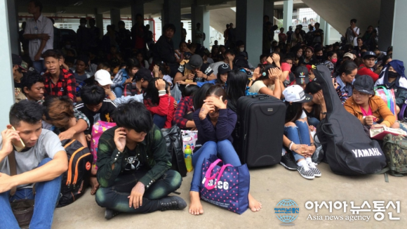 Hundreds of laid-off Lao workers left stranded at Thai border