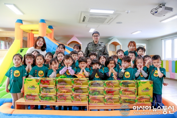 육군 제39보병사단, (사)국민독서문화진흥회에서 기증받은 공룡 인형 충무어린이집에 전달