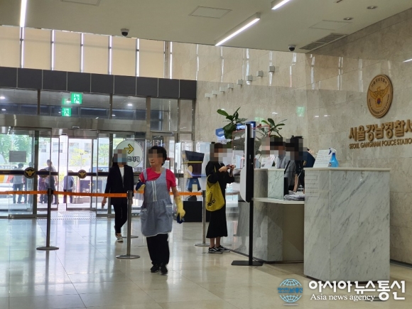 코로나19 속 마스크 착용하지 않은 채 입장하는 강남경찰서 방문객들
