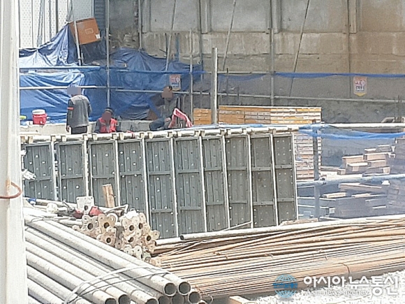 안전모를 벗고 일하는 유한회사 건축현장...현행법상 과태료 부과 대상
