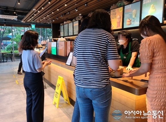 수도권 ‘2.5단계’ 시행...스타벅스등 매장에서 커피 못 마시다