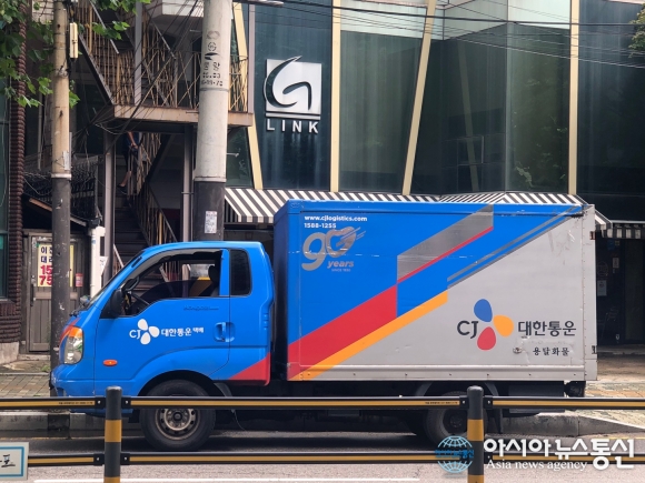 CJ 대한통운 택배 차량 불법 주정차..교통체증의 원인