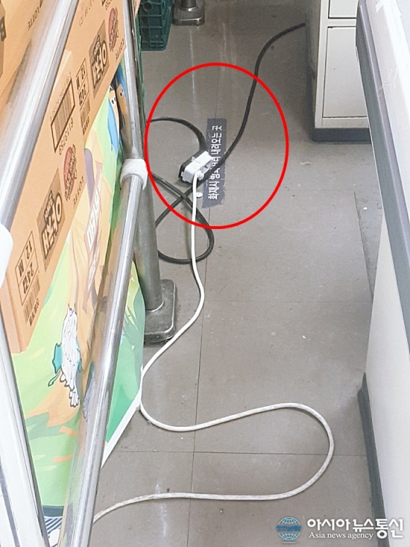 롯데마트, 방화셔터에 전기선 웬 말?…화재 발생 시 2차 피해 우려
