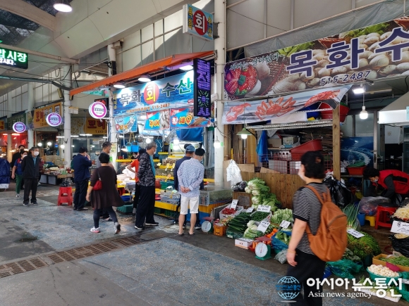 추석 연휴 맞아 인천시 부평종합시장 회집 찾은 시민들 모습