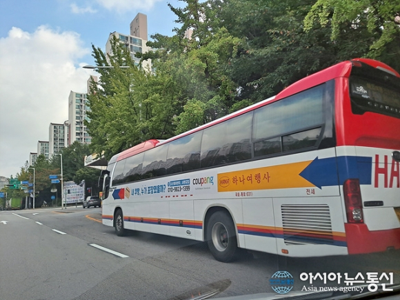 불법 주차된 하나여행사 버스…과태료 부과해야
