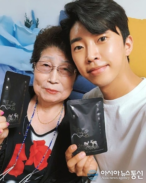 효손 임영웅 할머니와 다정한 셀카 한 장