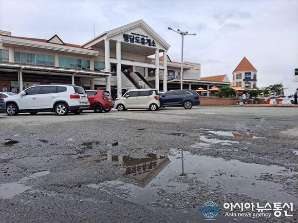 [고속도로 집중 취재] 불량투성이 행담도휴게소, 지워지고 파인 바닥…관리·감독 나 몰라라