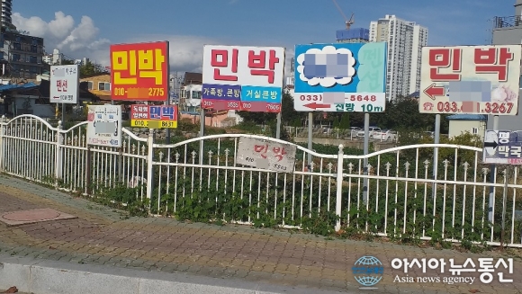 속초해수욕장 인근에 무분별하게 걸려 있는 민박 홍보판들