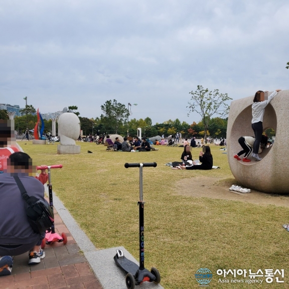 일산 호수공원, 노래분수대로 나들이 나와...돗자리 깔고