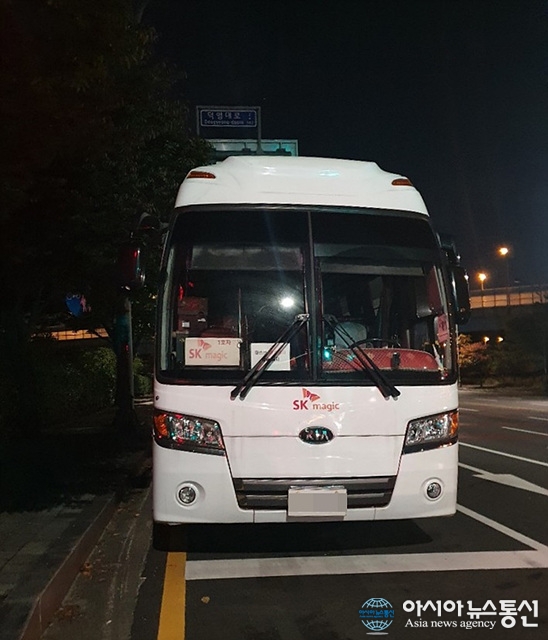 이혼소송·압수수색·불법 주차, SK그룹 왜 이러나