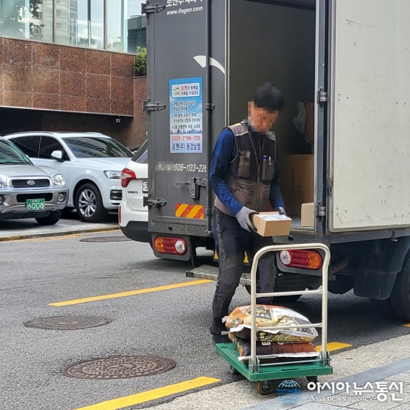 로젠 택배원 턱스크에 시민들 턱스크도 과태료 대상
