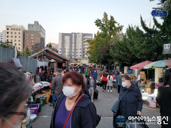 주말을 맞아, 시민들 동묘시장으로 모여...집단 코로나19 집단 감염 우려
