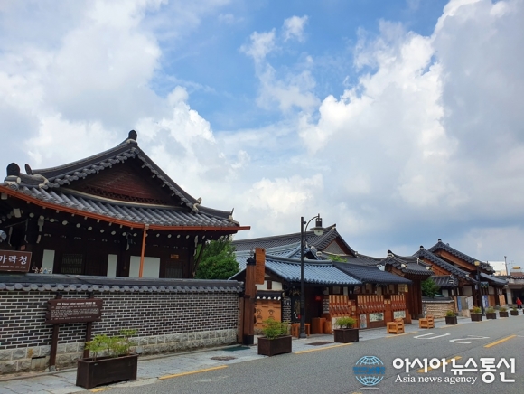 푸른 하늘의 전주 한옥마을