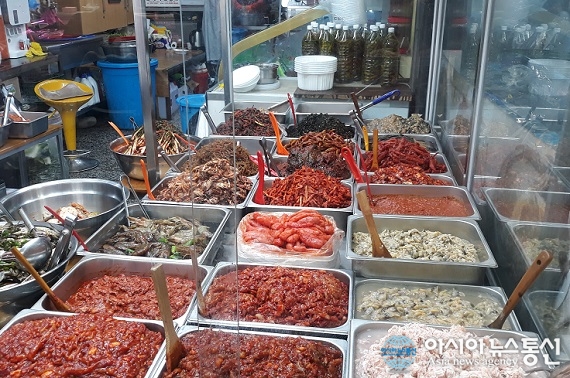 청주 육거리시장 5일장… 젓갈 총집합 군침도네