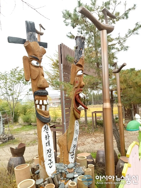 사이좋게 서있는 천하대장군과 지하여장군