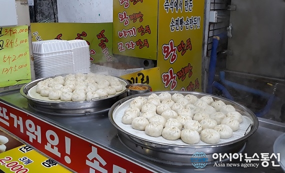 ‘먹음직한’ 청주 육거리시장 주먹 크기 왕만두