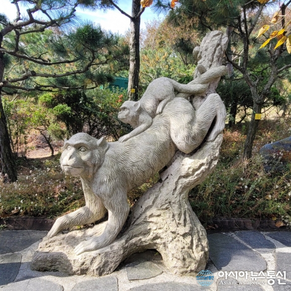 뒤웅박고을, 사교적이고 감각적인 십이지 잔나비의 석상