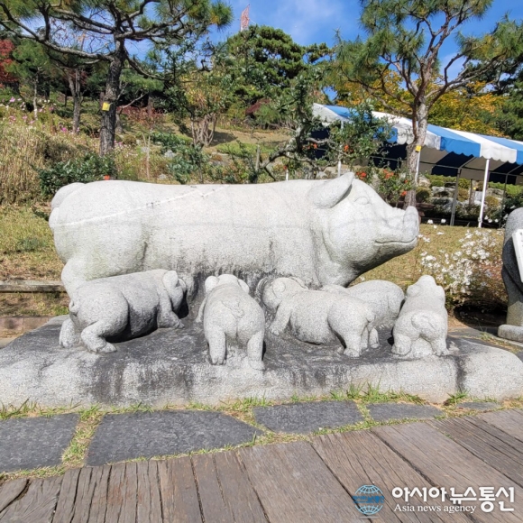 뒤웅박고을, 단순하면서 강인한 십이지 돼지의 석상