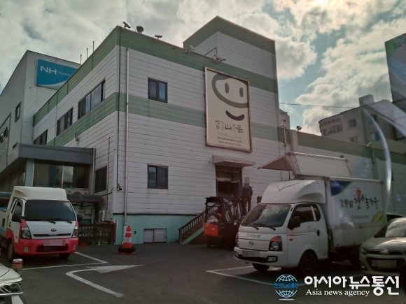 농협 하나로마트 차량, 장애인 주차구역 주차…과태료 부과 대상