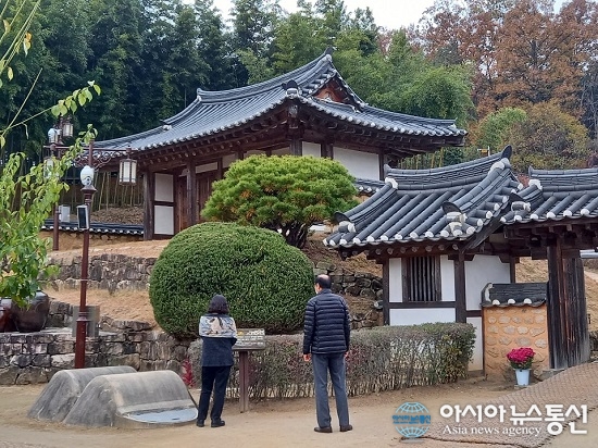 휴일 옥천 육영수 생가 관람하는 중년 부부