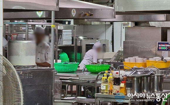 한국마사회, 직원식당 조리사가 마스크와 장갑을 벗은 채…