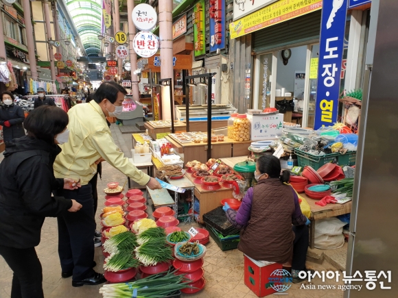 오성택 성산구청장, 김장철 코로나19 예방 위해 가음정시장 점검