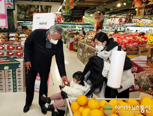 윤상기 하동군수 맛있는 알프스 딸기 많이 먹어