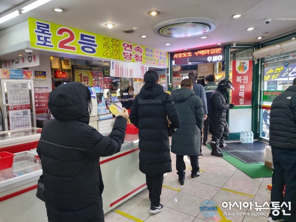 [아통포토] 2021년 신축년 새해 복권방을 찾아 행운을 기대하는 시민들 모습