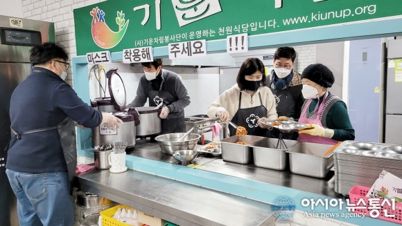 여기저기 봉사단, 천원으로 정성스런 한끼 제공 눈길