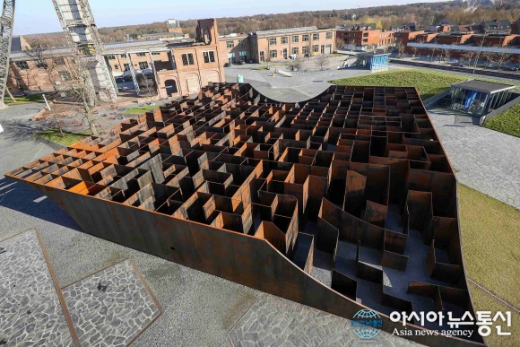 벨기에 헹크, 예술 작품 미로 눈길